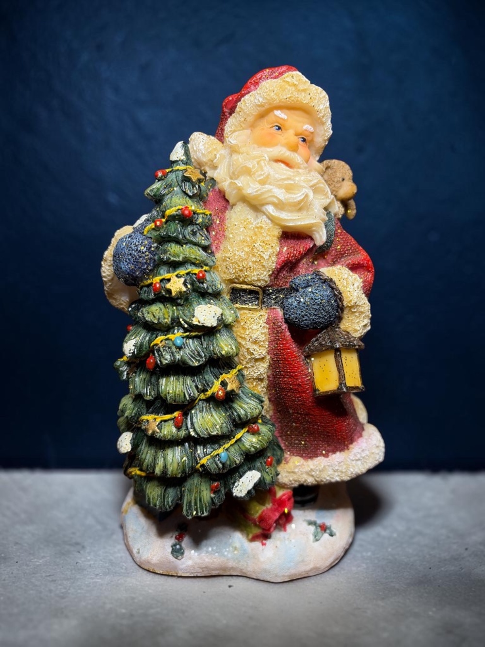 Mark Roberts Collection Santa w/Christmas Tree & Lantern w/sparkles
